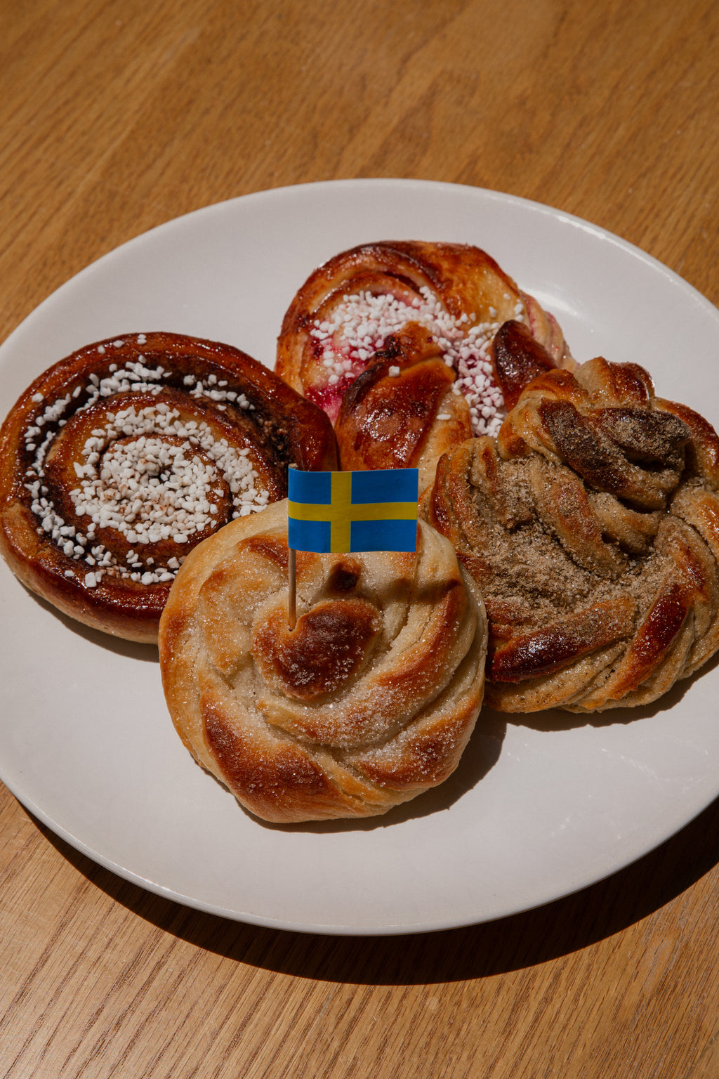 Fika Box de Kanelbullar, Kardemummabullar, Vaniljbullar y Hallonbullar