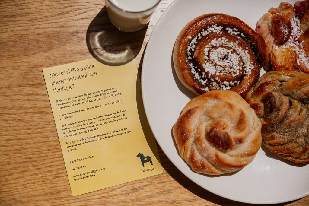 Fika Box de Kanelbullar, Kardemummabullar, Vaniljbullar y Hallonbullar