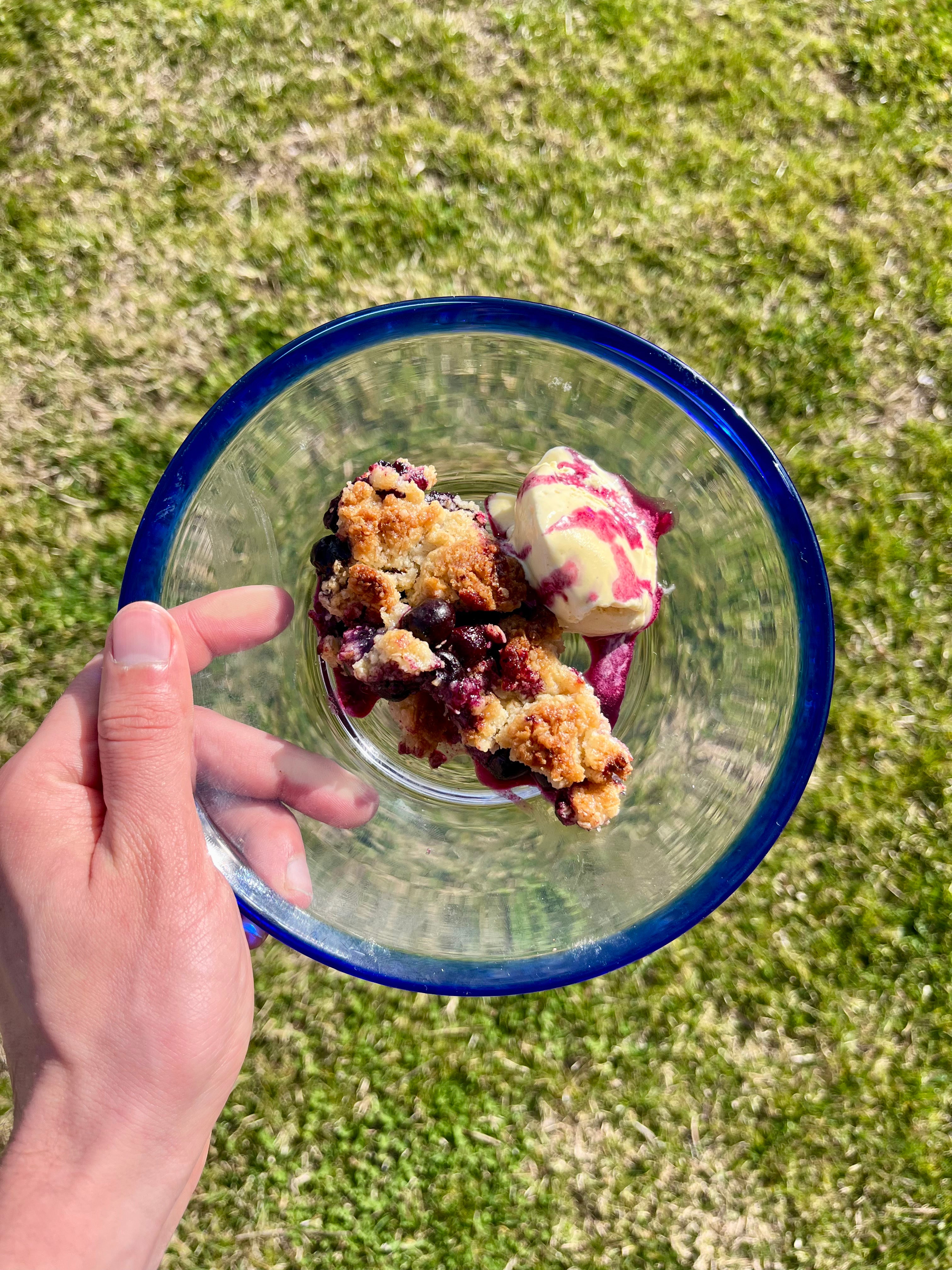 Blåbärspaj servida tradicional - Tarta arándanos sueca con nata Madrid - Nordique